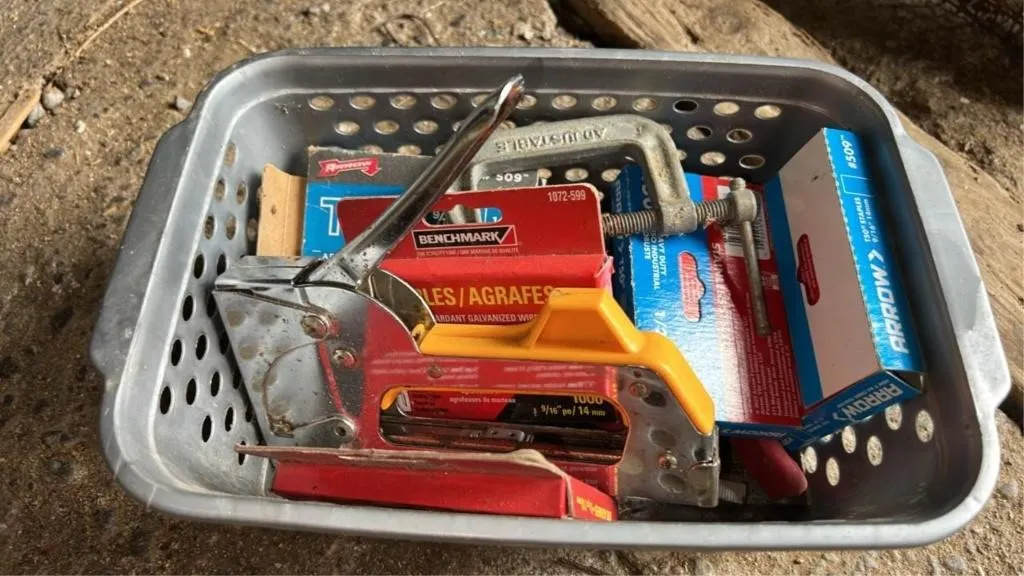 Staple gun and assorted staples