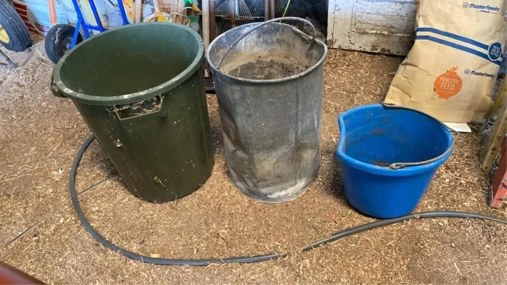 Garbage bin, bucket, and metal bin