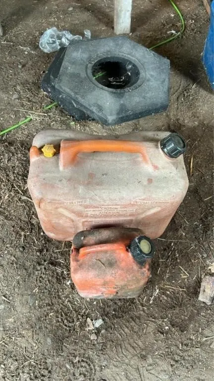 2 Gas cans