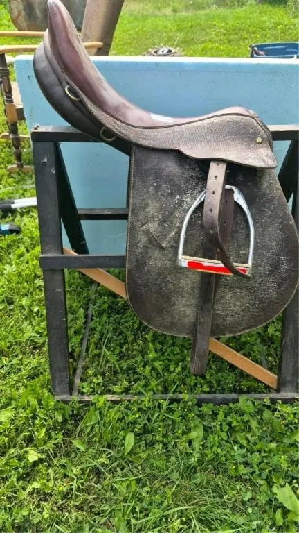 Bates Caprilli Saddle + Stand