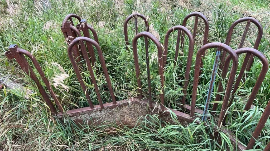 Tombstone feeder