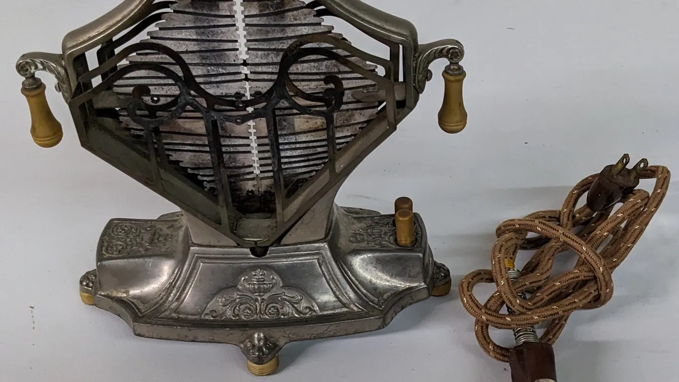 ANTIQUE UNIVERSAL MODEL E-9410 "HEART" FLIP TOASTER
