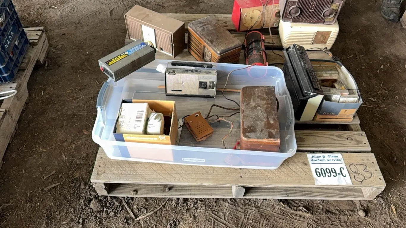 10 - ANTIQUE RADIO'S & BOX OF CASSTTES - DISPERSAL FOR CLARENCE YOUNG - SOLD OFFSITE EDBERG, AB