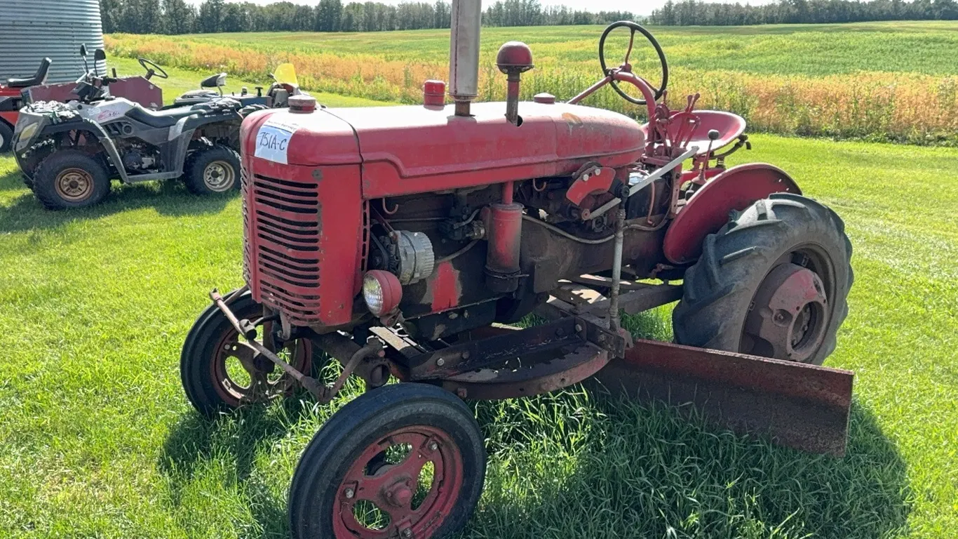 FARMALL A TRACTOR w/ GRADER BLADE - s/n 254068 - DISPERSAL FOR CLARENCE YOUNG - SOLD OFFSIITE - EDBERG, AB
