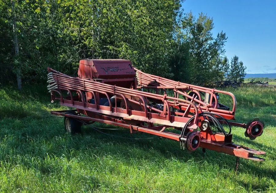 40' Valmar broadcaster with 2 sets of rollers, has not been used for 9 years.