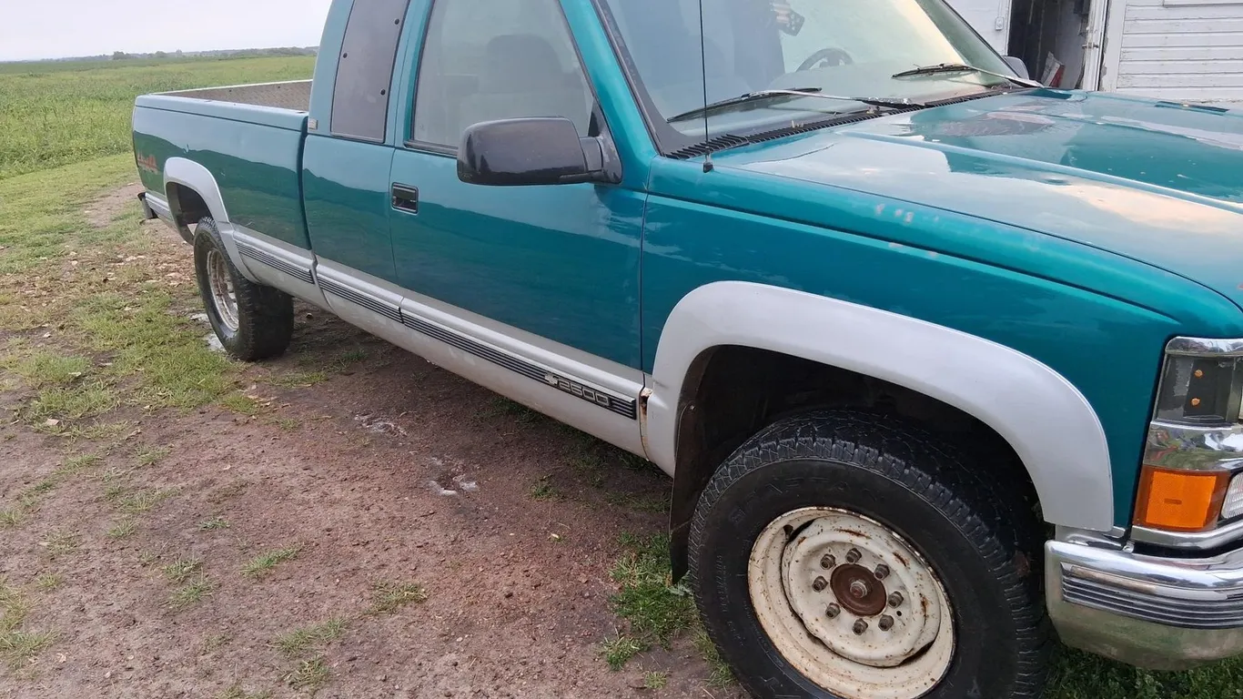 1995 Chevy 2500. 5.7L, 237K, Runs good, needs transmission, reverse is out.