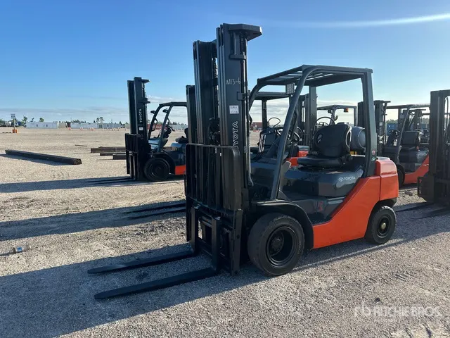 2016 Toyota 8FGU25 3600 lb Pneumatic Tire Forklift