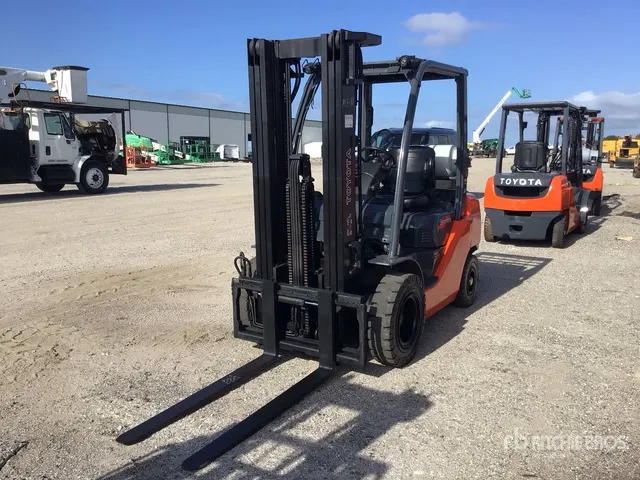 2017 Toyota 8FGU25 3700 lb Pneumatic Tire Forklift