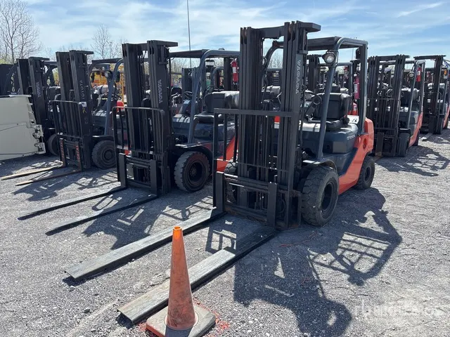Toyota 8FGU25 4500 lb Pneumatic Tire Forklift