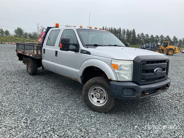 2014 Ford F-350 XLT 4x4 Crew Cab Flatbed Truck