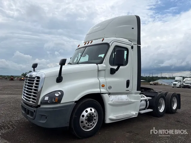 2018 Freightliner Cascadia 125 6x4 T/A Day Cab Truck Tractor