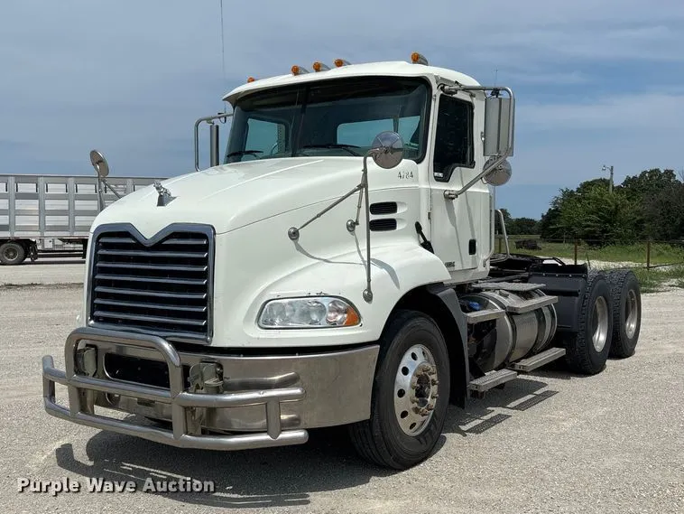 2016 Mack CXU613 semi truck