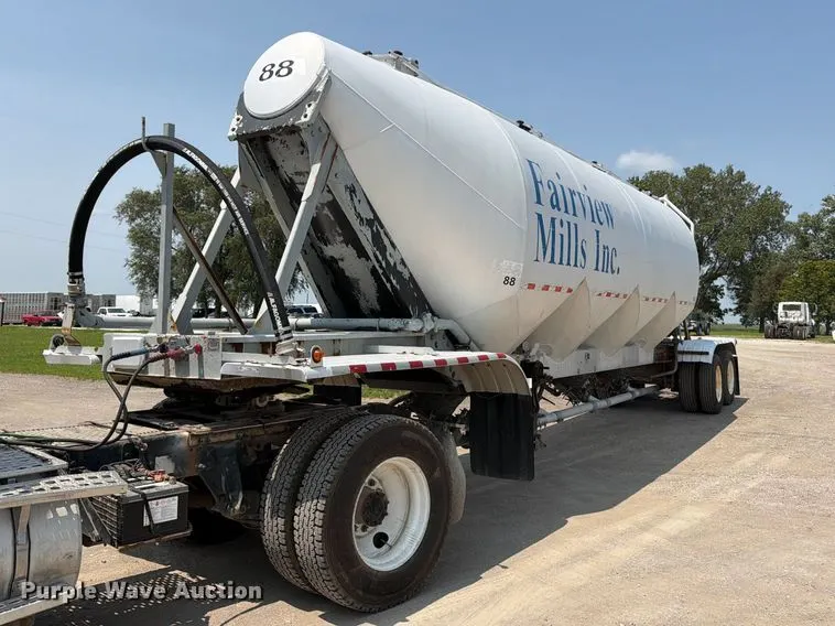 1985 Fruehauf pneumatic dry bulk trailer