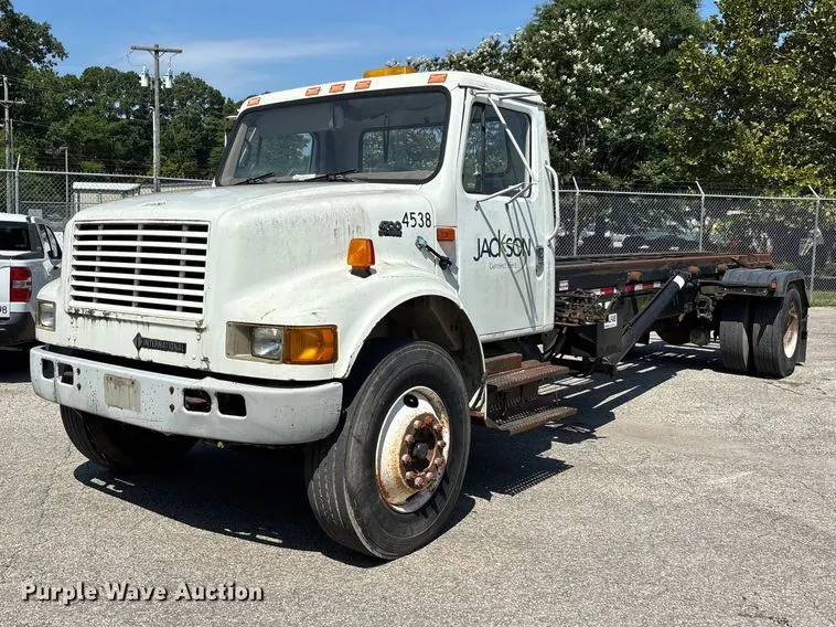 2000 International 4700 roll-off container truck