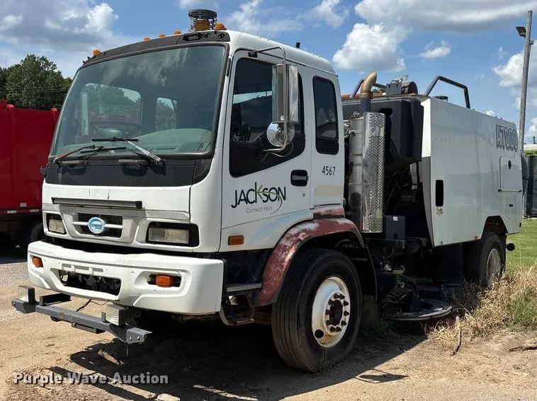 2011 Freightliner S2 street sweeper truck