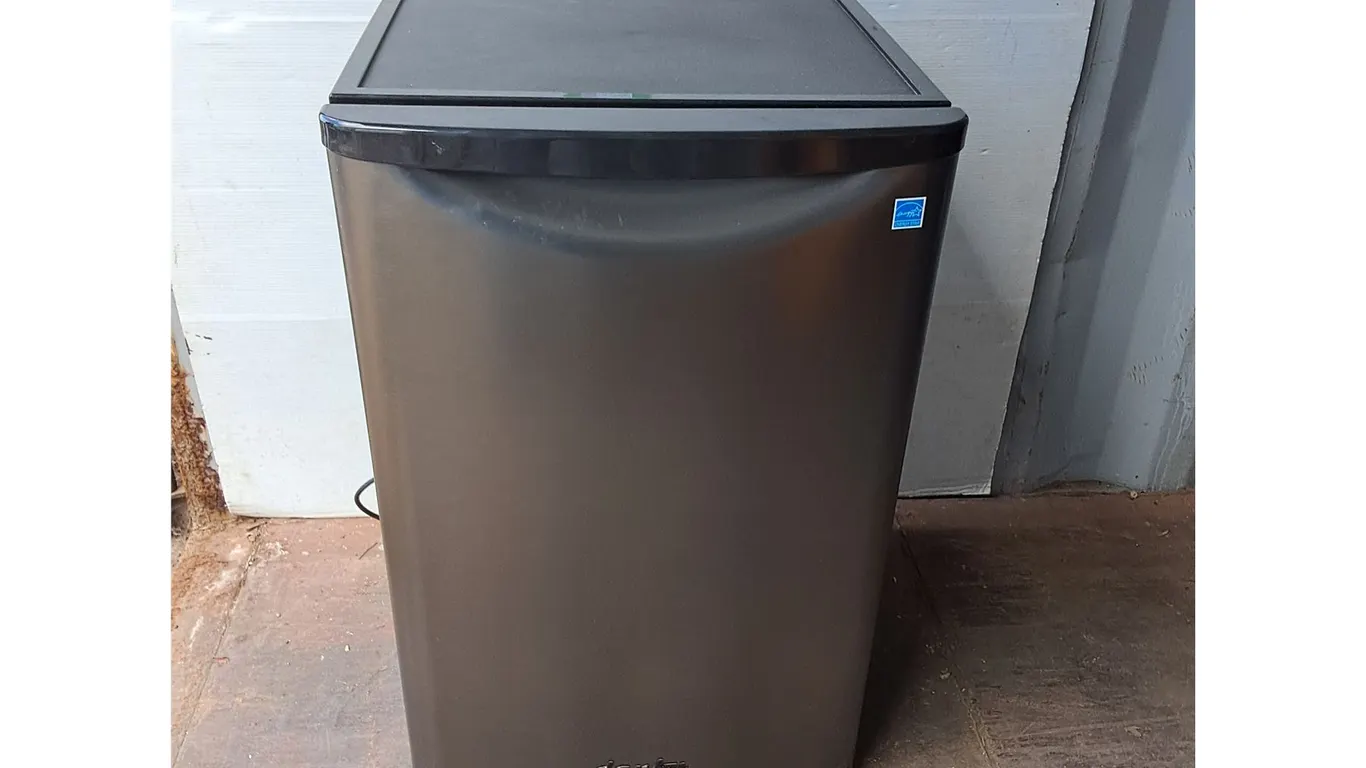 ***Danby Apartment Size Fridge 21.25" x 20.5" x 33"- Powers On, Can't Ship