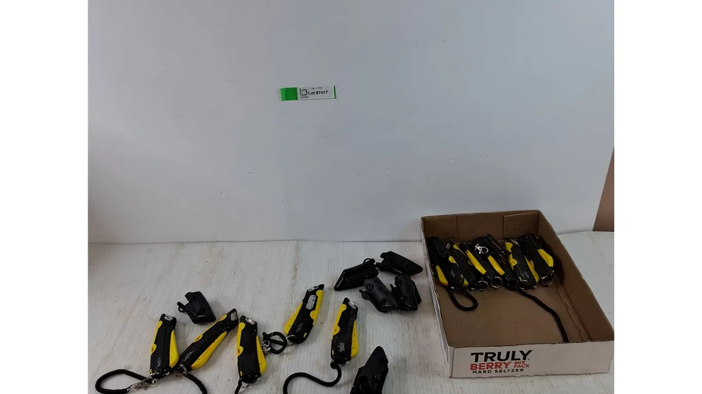 (11) Easy Cut Box Cutters with Covers