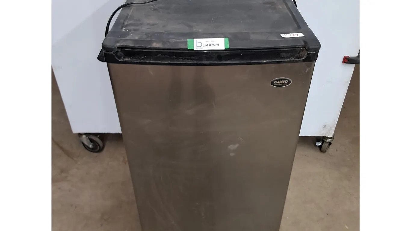 * Sanyo Mini-Fridge - 19x21x34" - Tested, Pickup Only