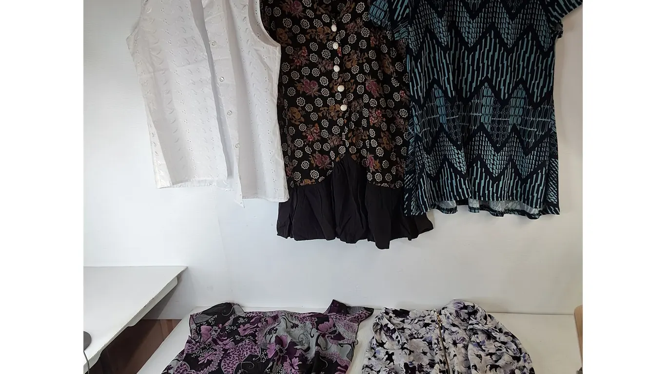 (5) Women's Dress Tshirts/Tank Tops- Approx. S-L
