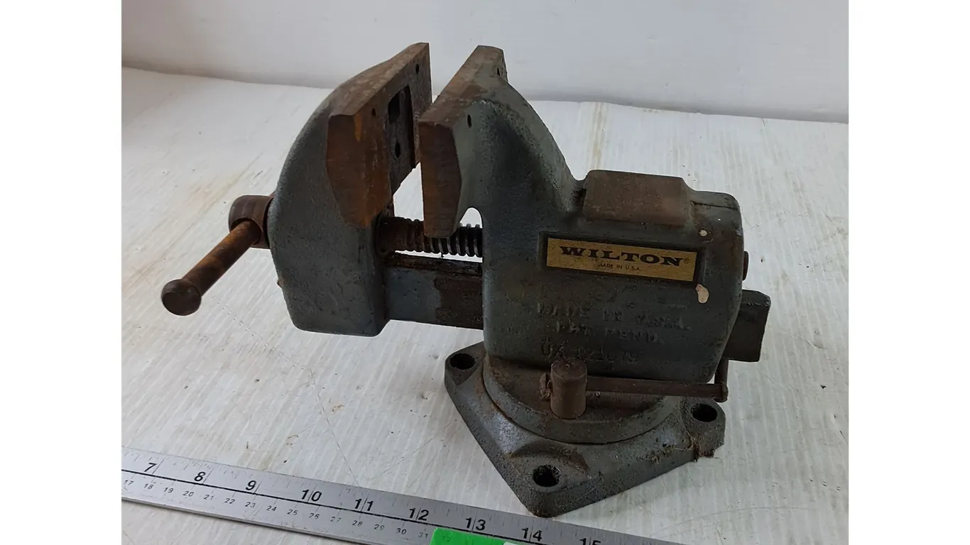 Wilton Vice 4" Jaws with Pivot, Pickup Only