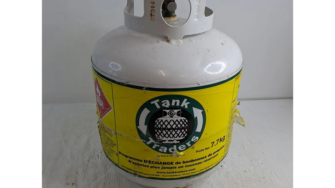 ** 20 lb Propane Tank - Dated Feb 2008 - Cannot Ship
