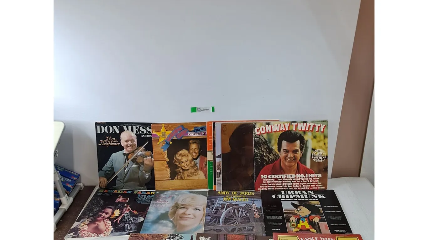(15) Vinyl Records, Conway Twitty, Marty Robbins, Olaf Sveen, Don Messer, Andy De Jarlis