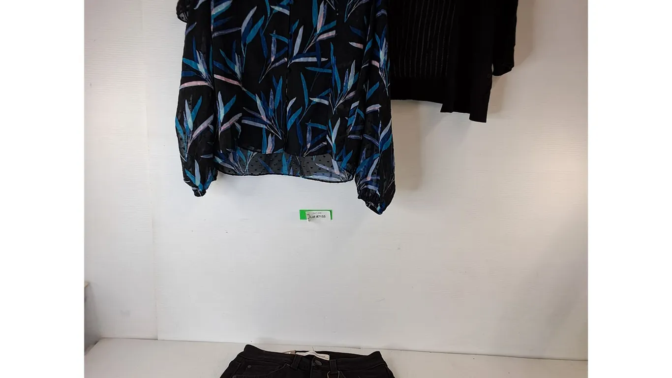 Womens Short Sleeve Size S, Womens Long Sleeve Size S, Womens Shorts Size 6