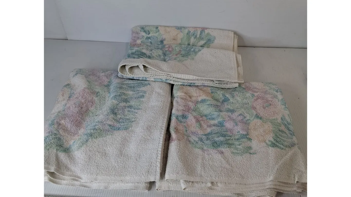 Set of 3 Floral Designed Full Size Towels