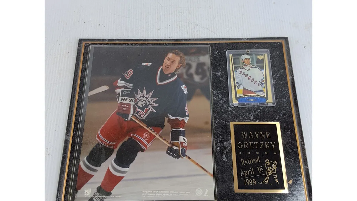 Wayne Gretzky Wall Plaque, Cannot Authenticate