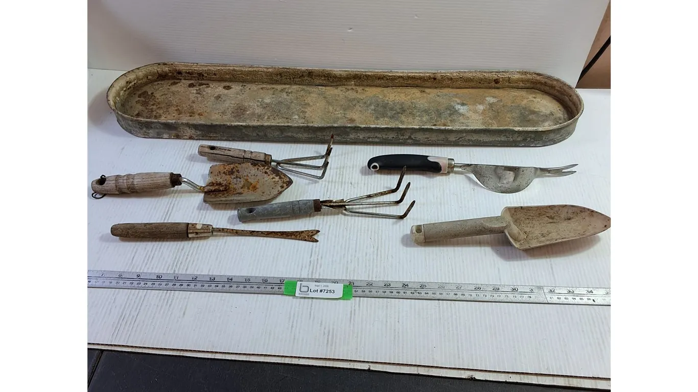 Outdoor Tray 34", Assorted Garden Tools