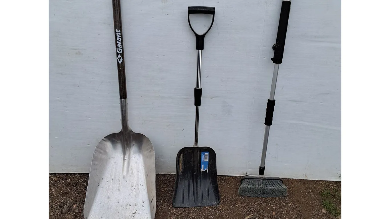 **Metal Shovel 51", Telescopic Shovel, Hose Brush- Can't Ship