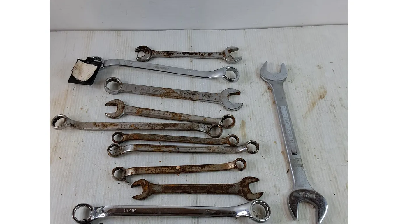 (10) Wrenches, (5) Socket, (2) Combination, (3) Engineer's