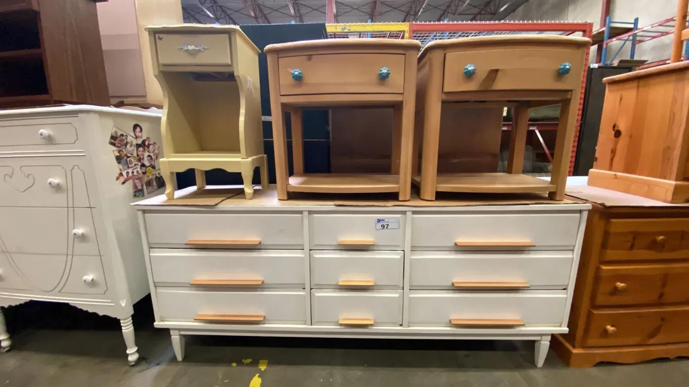WHITE WITH GOLD FINISH HANDLES 9 DRAWER DRESSER AND (3) MIS-MATCHED SINGLE DRAWER NIGHT TABLES