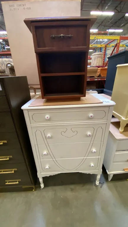 ANTIQUE PAINTED WHITE 4 DRAWER BEDROOM DRESSER AND SINGLE DRAWER MAHOGANY NIGHT STAND