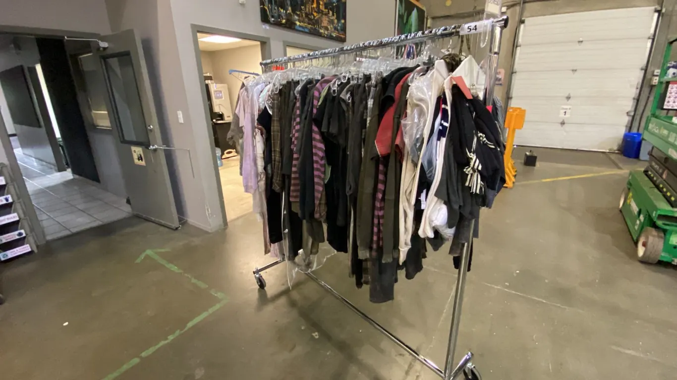 MOBILE WARDROBE RACK FILLED WITH ASSORTED CLOTHING