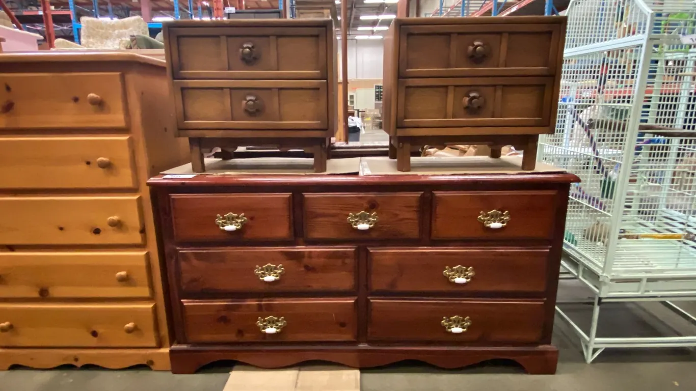 7 DRAWER PINE DRESSER WITH 2 KROEHLER CUSTOM CRAFTED 2 DRAWER NIGHT STANDS