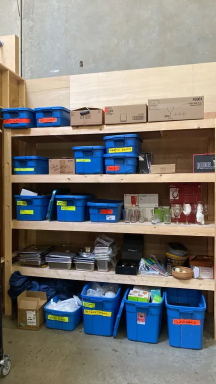 5 SHELVES OF RUBBERMAID BINS & BOXES FILLED WITH ASSORTED ITEMS - COMMERCIAL KITCHENWARE,