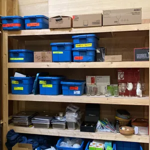 5 SHELVES OF RUBBERMAID BINS & BOXES FILLED WITH ASSORTED ITEMS - COMMERCIAL KITCHENWARE,
