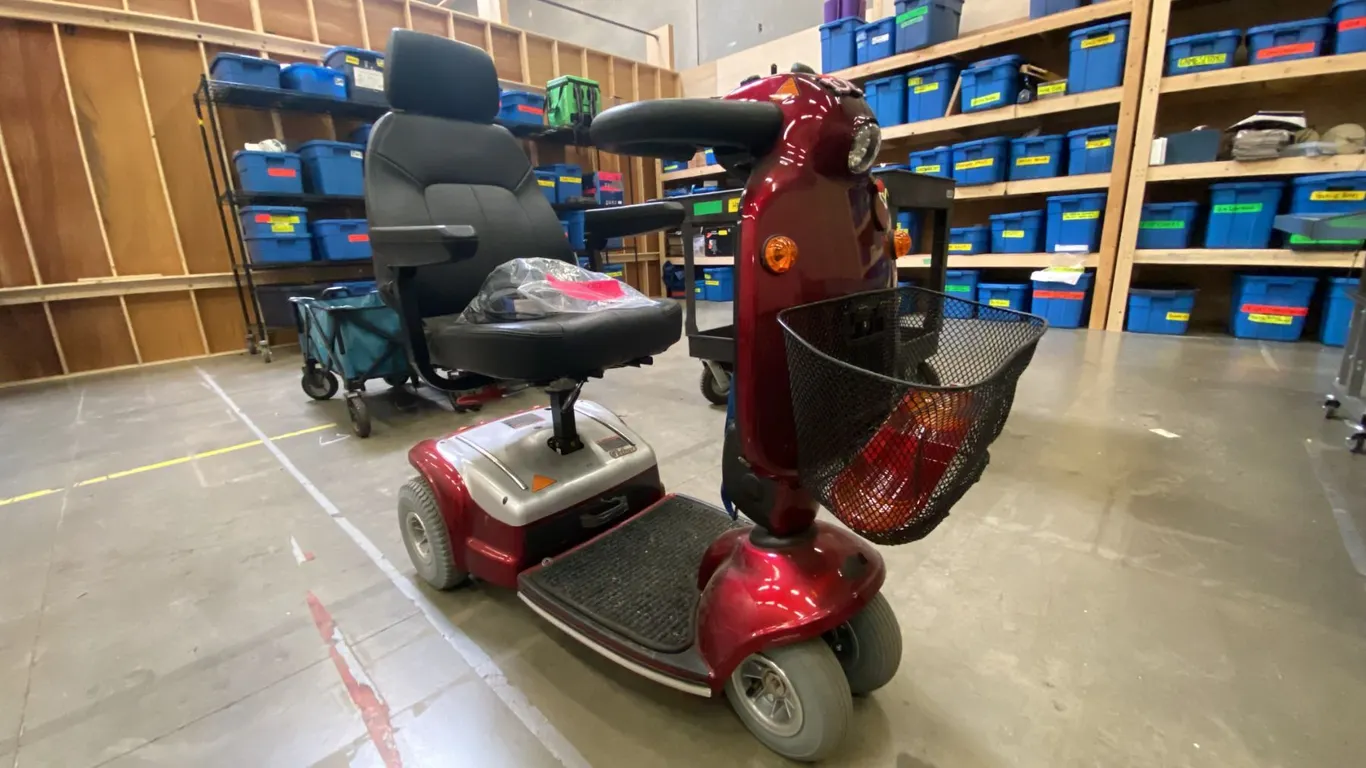 SHOPRIDER DELUXE MOBILITY SCOOTER WITH CHARGER AND KEY