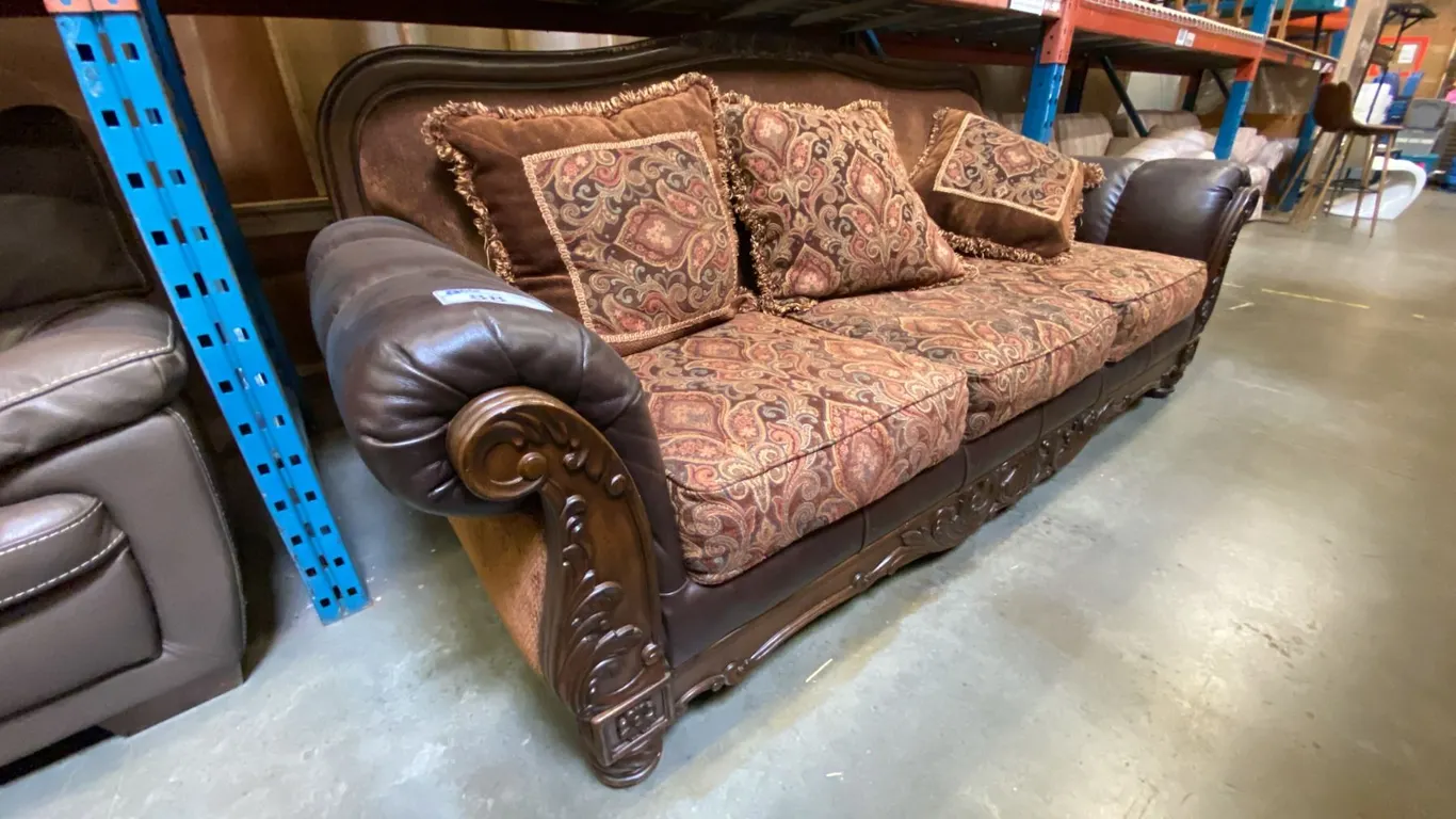 CARVED FRONT 2 TONE BROWN LEATHER & FABRIC UPHOLSTERED SOFA WITH 3 THROW CUSHIONS