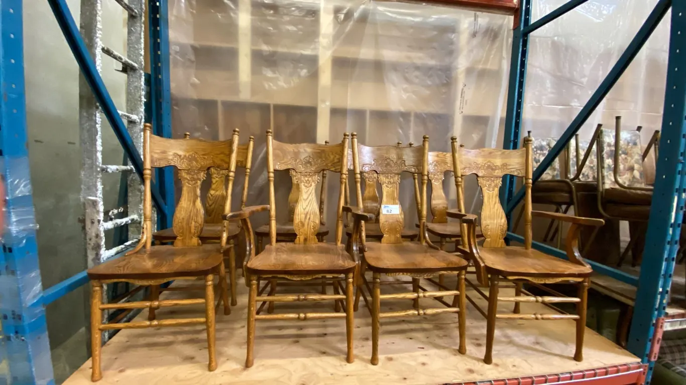 GROUP OF 8 TRADITIONAL PRESSED BACK OAK DINING CHAIRS