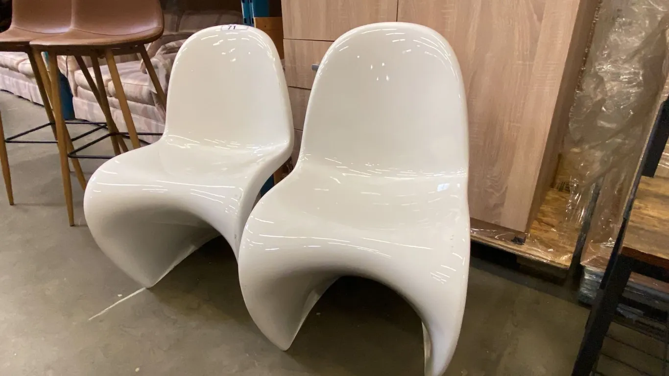 PAIR OF SCULPTED WHITE PLASTIC MODERN DESIGN SIDE CHAIRS