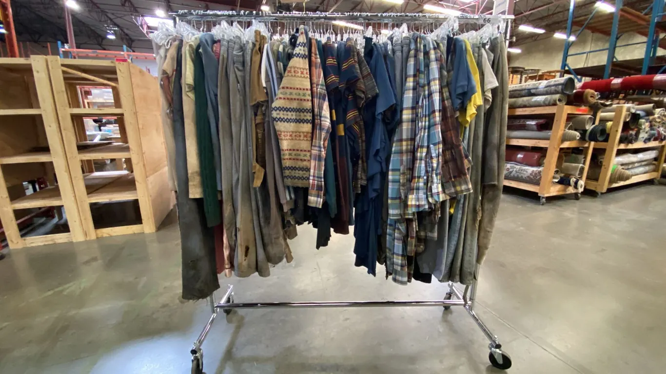 MOBILE WARDROBE RACK FILLED WITH ASSORTED CLOTHING