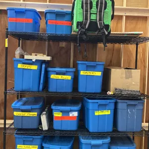 4 SHELVES OF RUBBERMAID BINS FILLED WITH ASSORTED ITEMS -  KITCHENWARES, POTS & PANS, PLATTERS