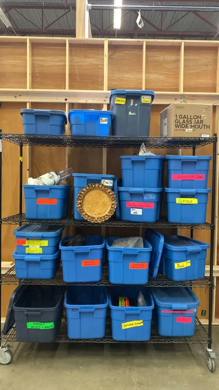 4 SHELVES OF RUBBERMAID BINS FILLED WITH ASSORTED ITEMS - KITCHENWARES, GARDEN ORNAMENTS,