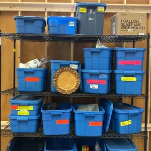 4 SHELVES OF RUBBERMAID BINS FILLED WITH ASSORTED ITEMS -  KITCHENWARES, GARDEN ORNAMENTS,