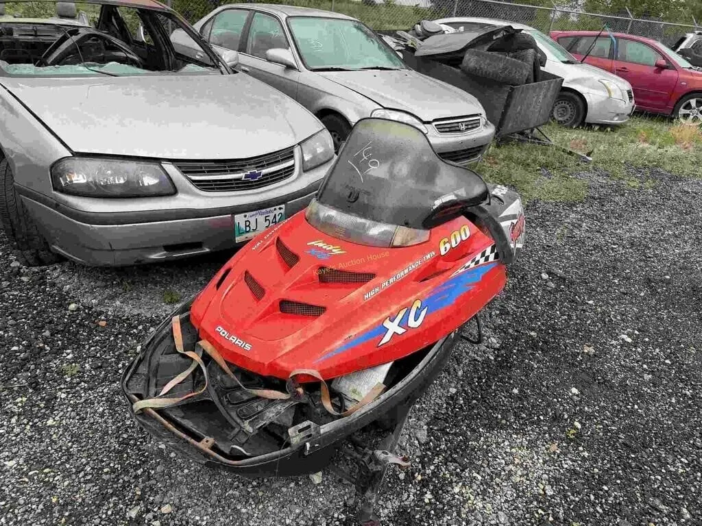 1999 Polaris XC snowmobile SN: 4XASB6DS9XB014762