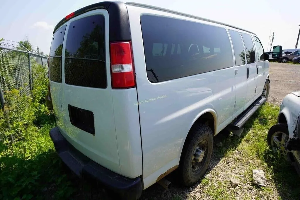 2017 Chevrolet Express SN: 1GAZGNFG3H1350404