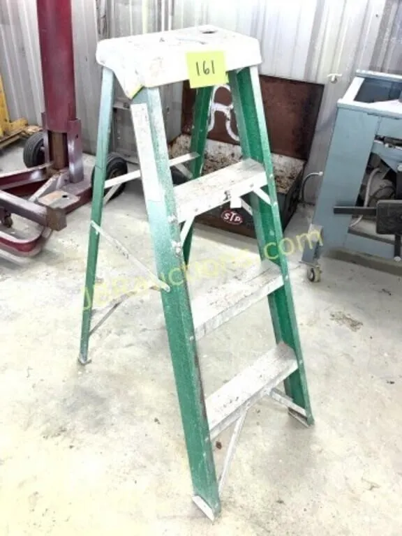 4' FIBERGLASS STEP LADDER