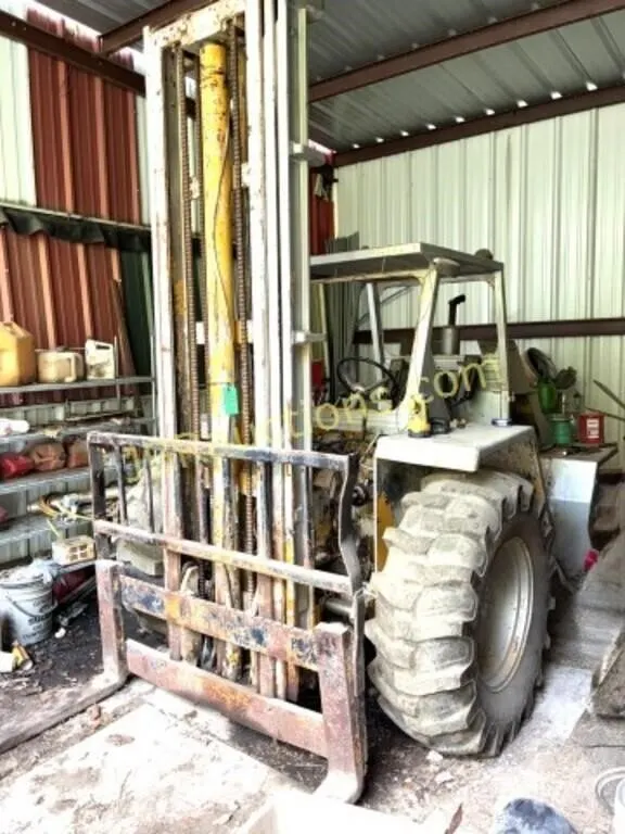 FORK LIFT: SELLICK ROUGH TERRAIN WITH FORD MOTOR.
